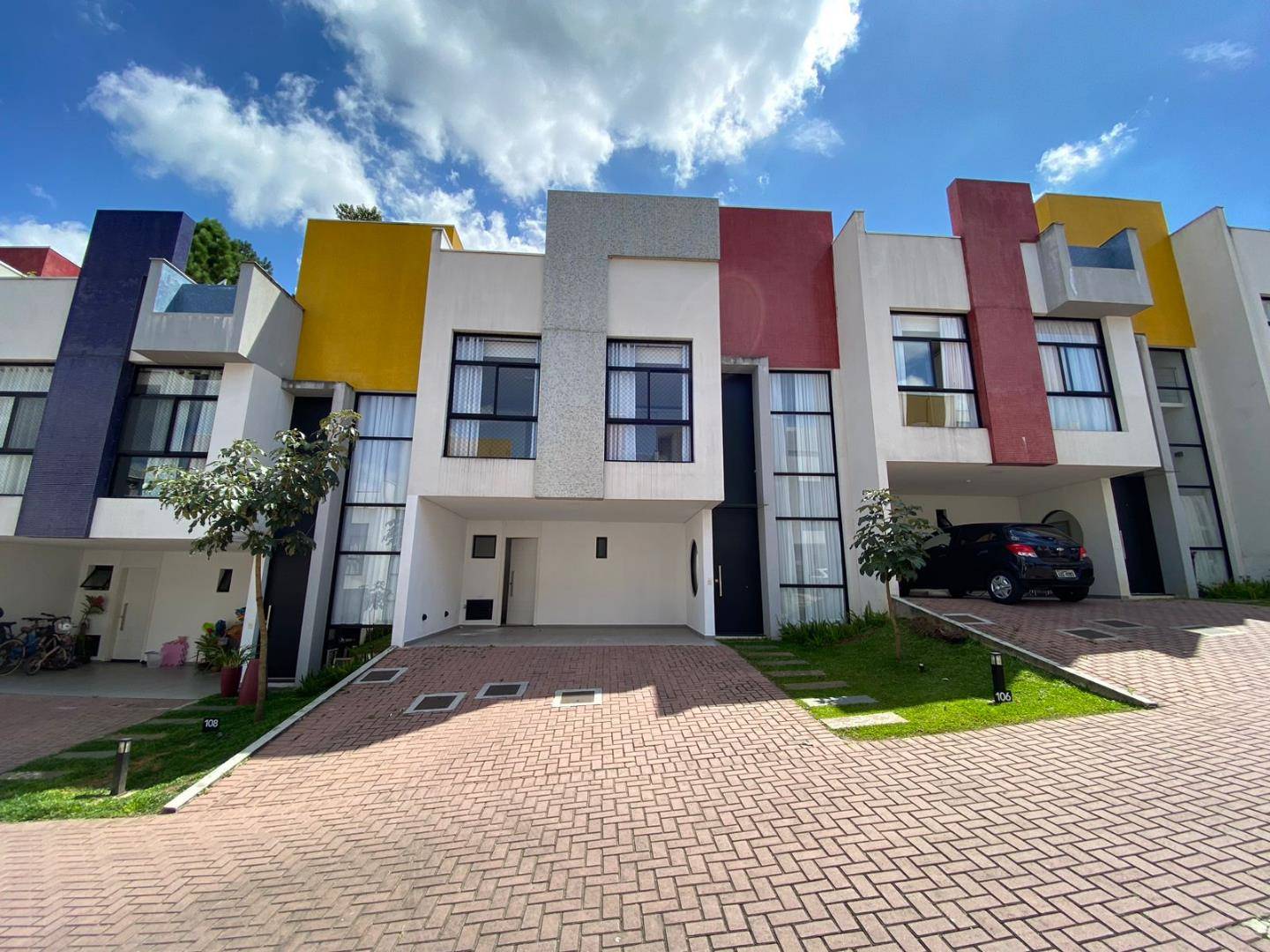 Sobrado Triplex para locacao no Santo Inacio em Curitiba com 277m² por R$ 8.750,00