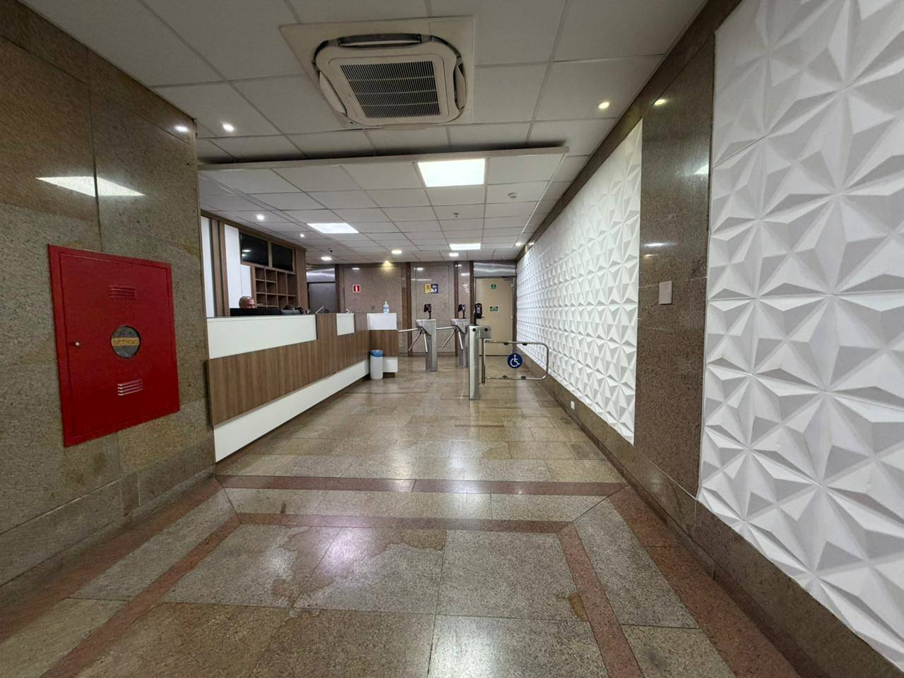 Cjto Comercial/sala para locacao no Centro em Curitiba com 159m² por R$ 9.875,00