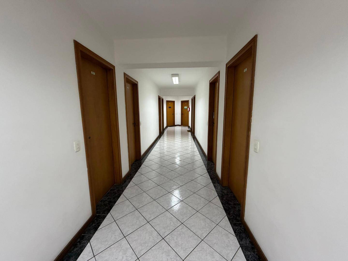Cjto Comercial/sala para locacao no Centro em Curitiba com 21m² por R$ 937,00