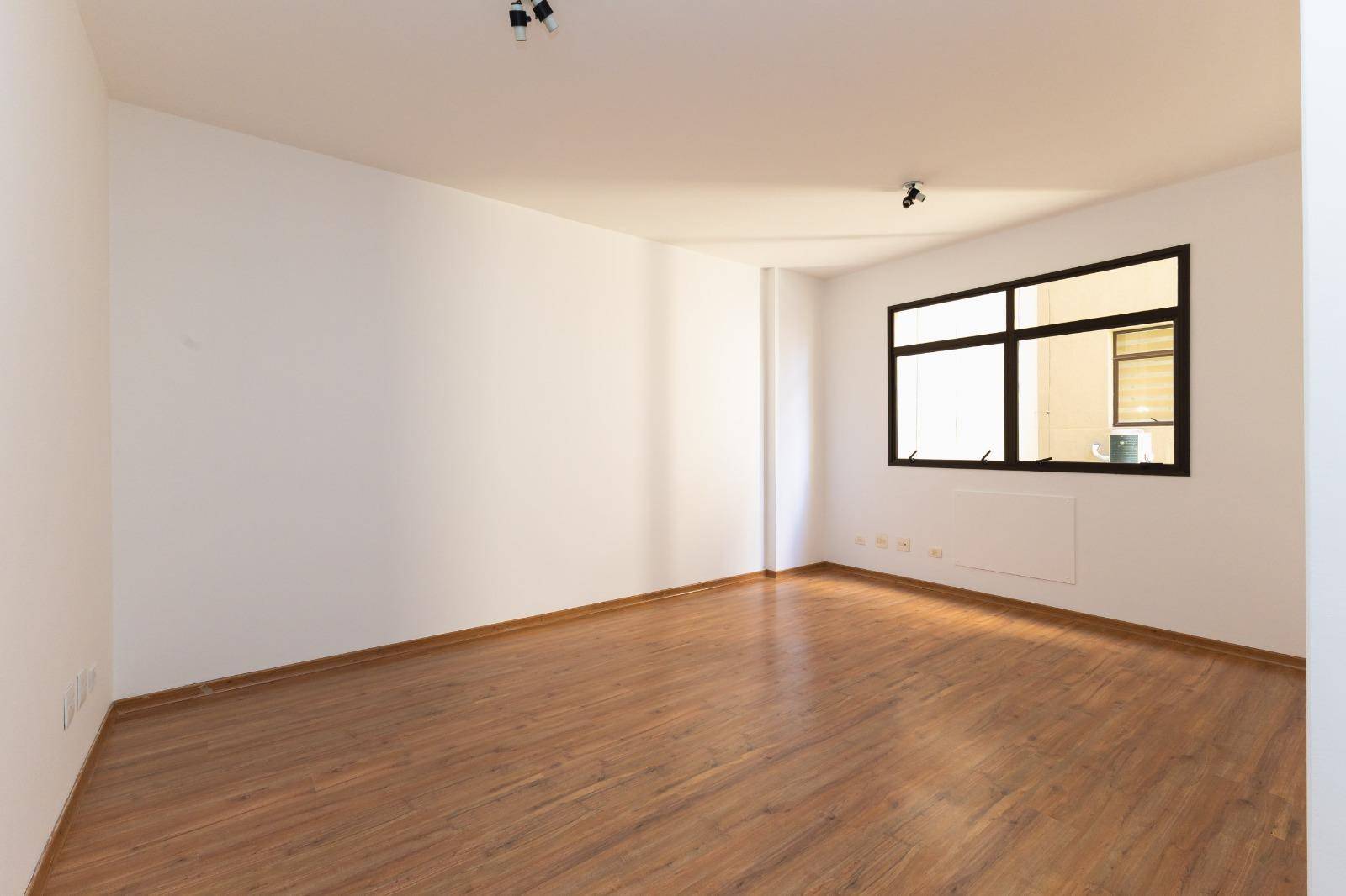 Cjto Comercial/sala para locacao no Agua Verde em Curitiba com 27m² por R$ 1.490,00