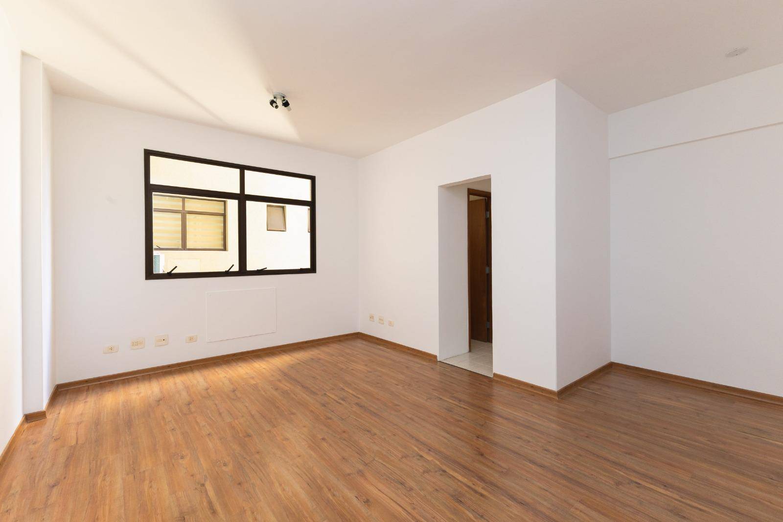 Cjto Comercial/sala para locacao no Agua Verde em Curitiba com 27m² por R$ 1.490,00