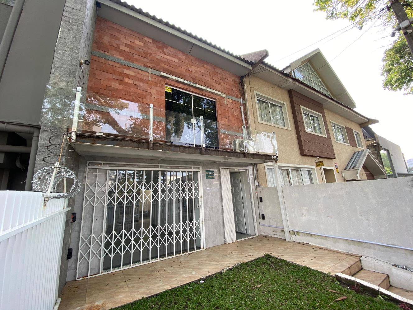 Sobrado para locacao no Agua Verde em Curitiba com 90m² por R$ 2.437,00