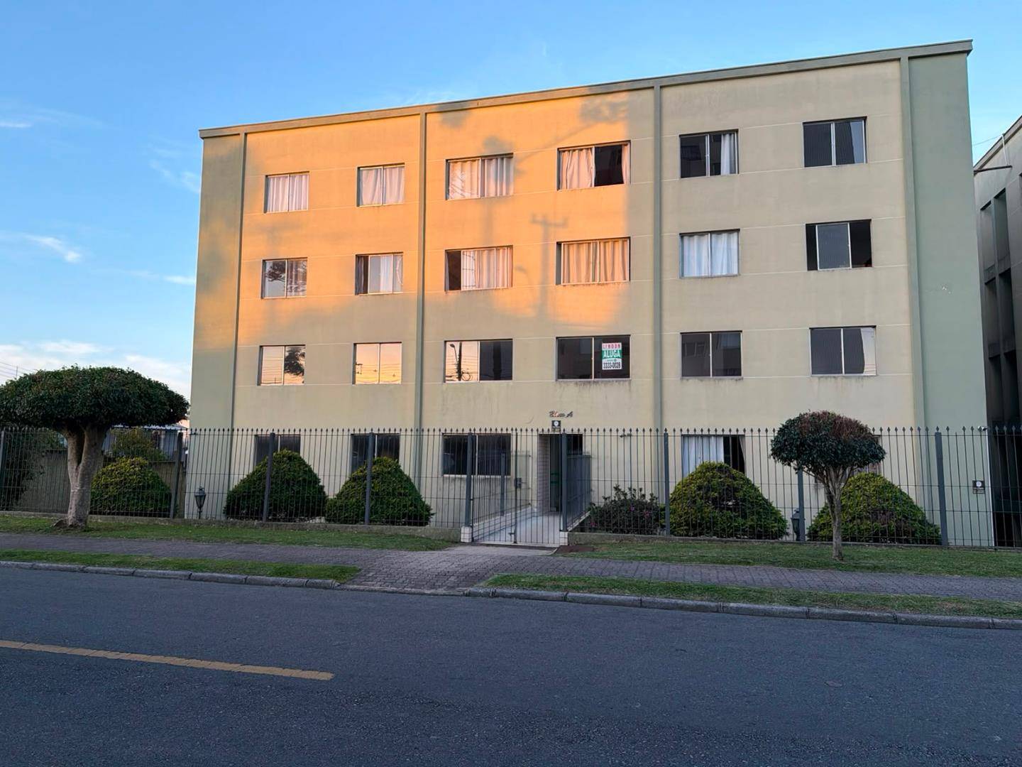 Apartamento para locacao no Capao Raso em Curitiba com 90m² por R$ 2.800,00