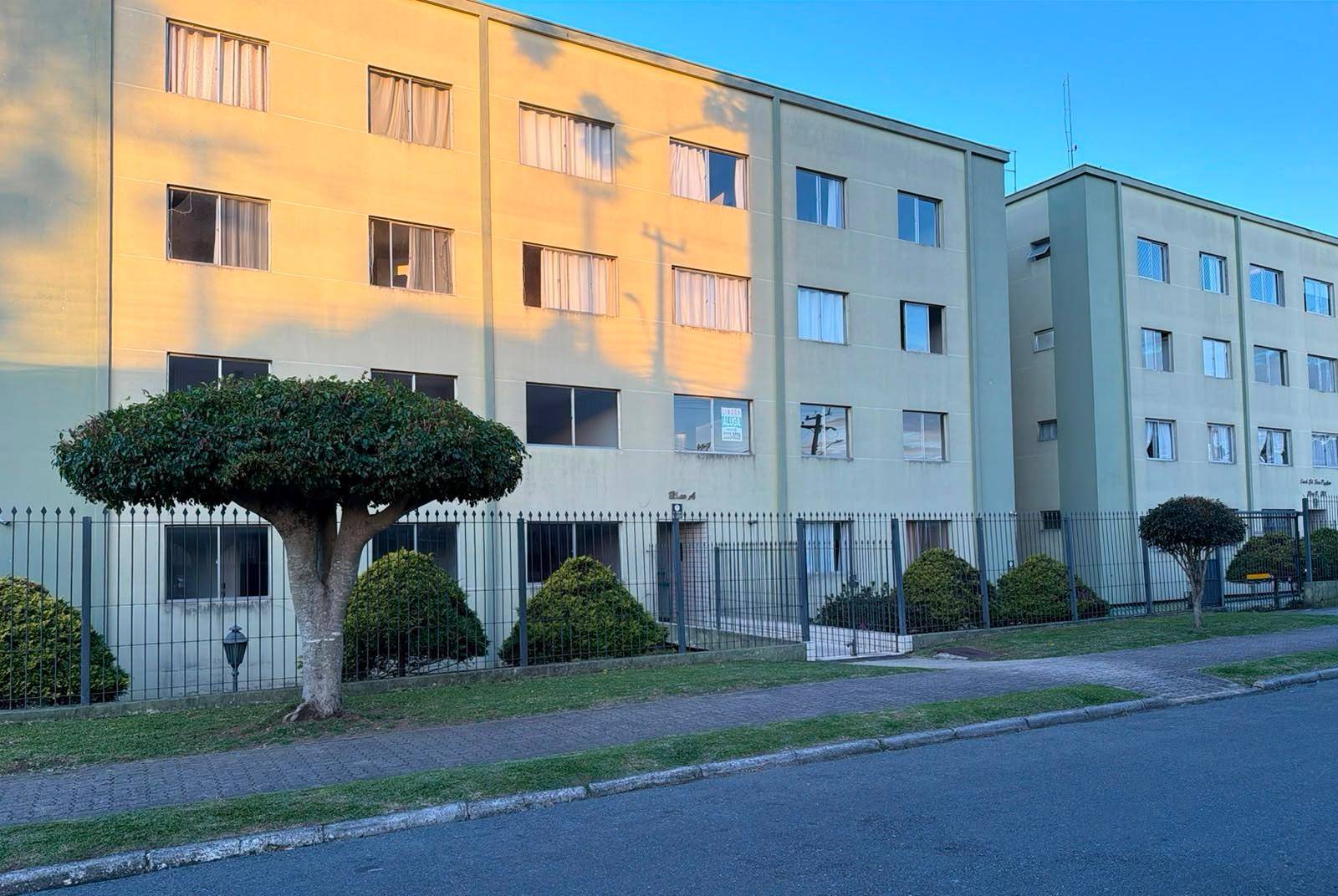 Apartamento para locacao no Capao Raso em Curitiba com 90m² por R$ 2.800,00