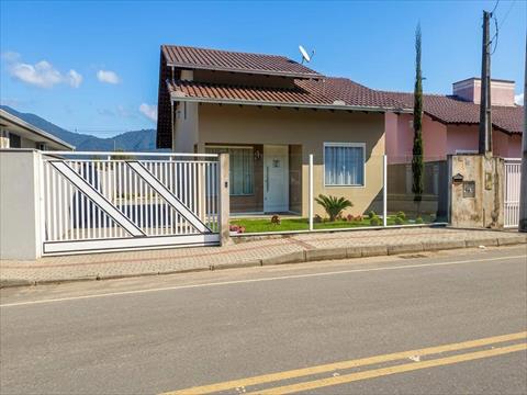 Casa Residencial no Rio Hern em Schroeder / SC