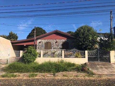 Casa para venda no Uvaranas em Ponta Grossa com 535m² por R$ 280.000,00