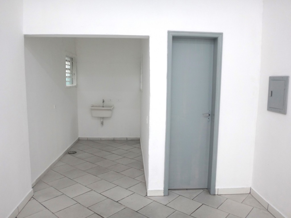 Loja para locacao no Novo Mundo em Curitiba com 77m² por R$ 3.850,00