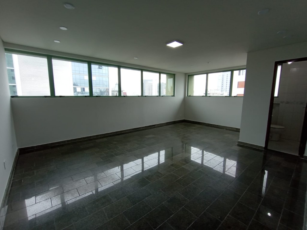 Imovel Comercial para locacao no Centro em Curitiba com 56,98m² por R$ 1.350,00
