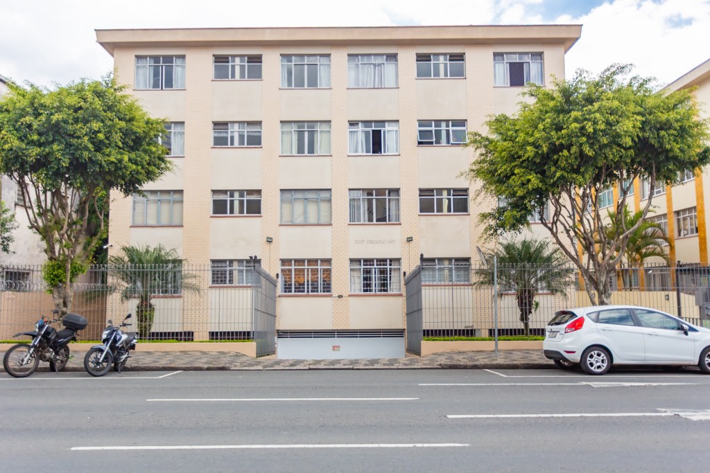 Apartamento para locacao no Centro em Curitiba com 173,68m² por R$ 2.700,00