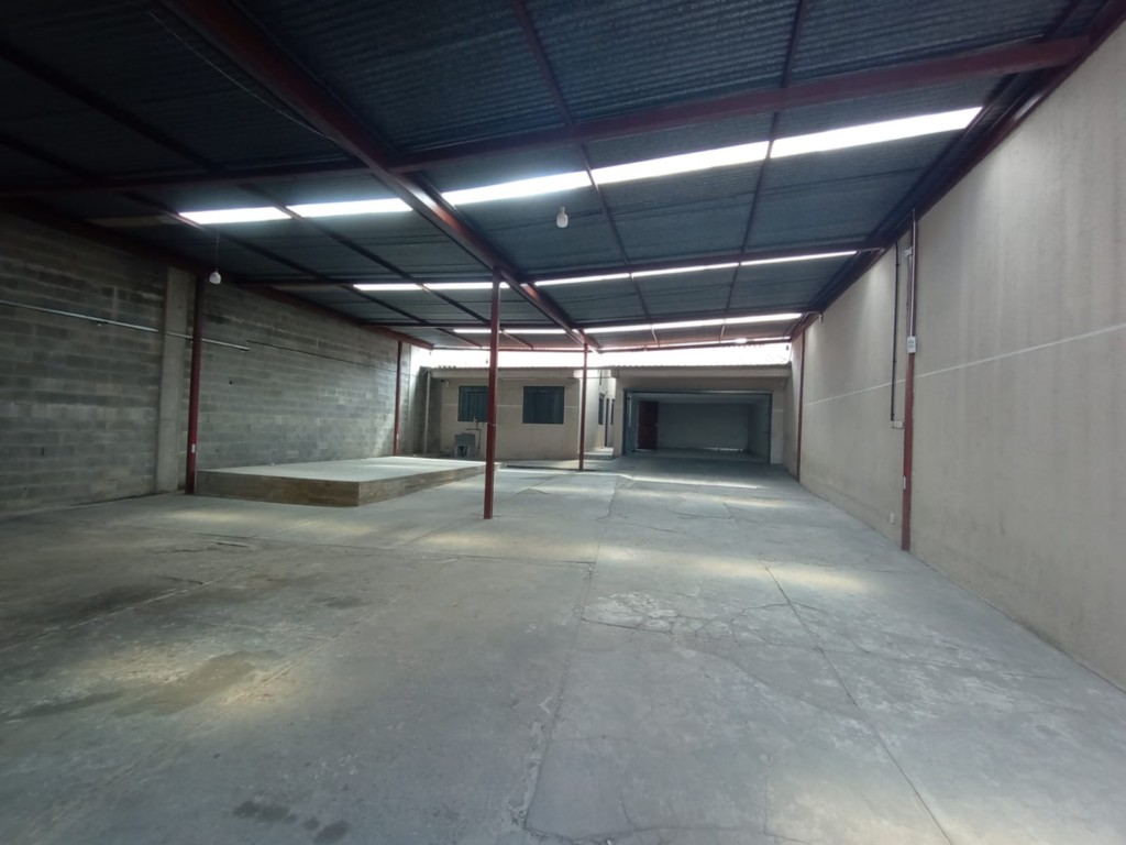 Casa Comercial para locacao no Uberaba em Curitiba com 93,80m² por R$ 3.700,00