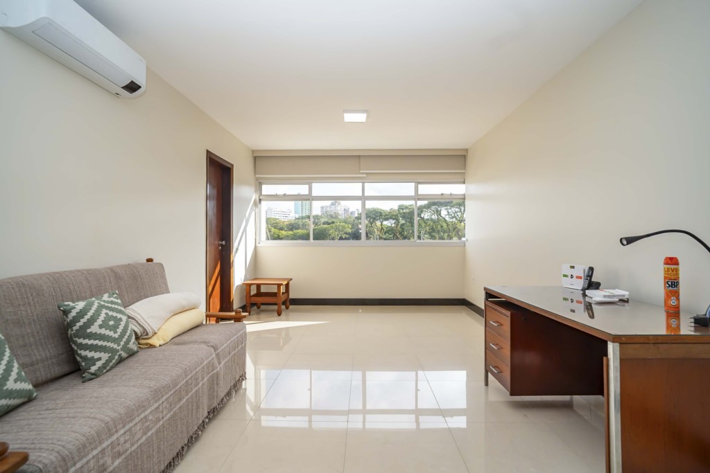 Apartamento para locacao no Centro em Curitiba com 52,30m² por R$ 2.300,00