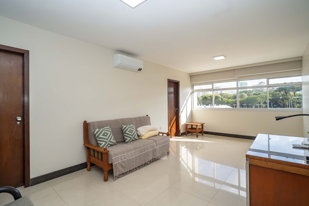 Apartamento para locacao no Centro em Curitiba com 52,30m² por R$ 2.300,00