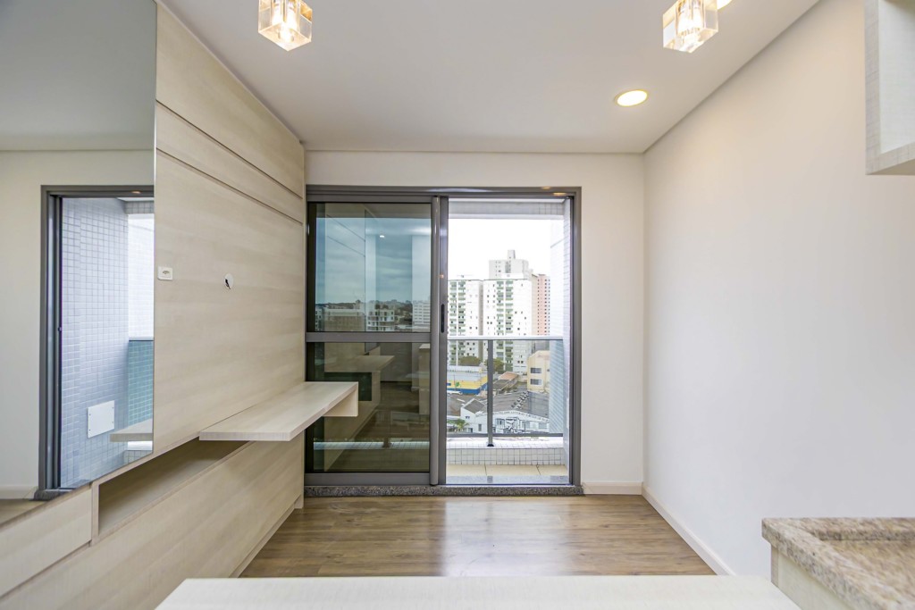 Apartamento para locacao no Centro em Curitiba com 78,50m² por R$ 2.400,00