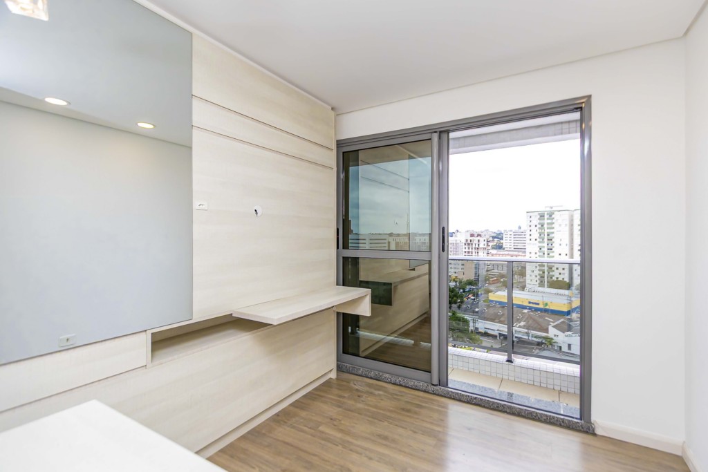 Apartamento para locacao no Centro em Curitiba com 78,50m² por R$ 2.400,00
