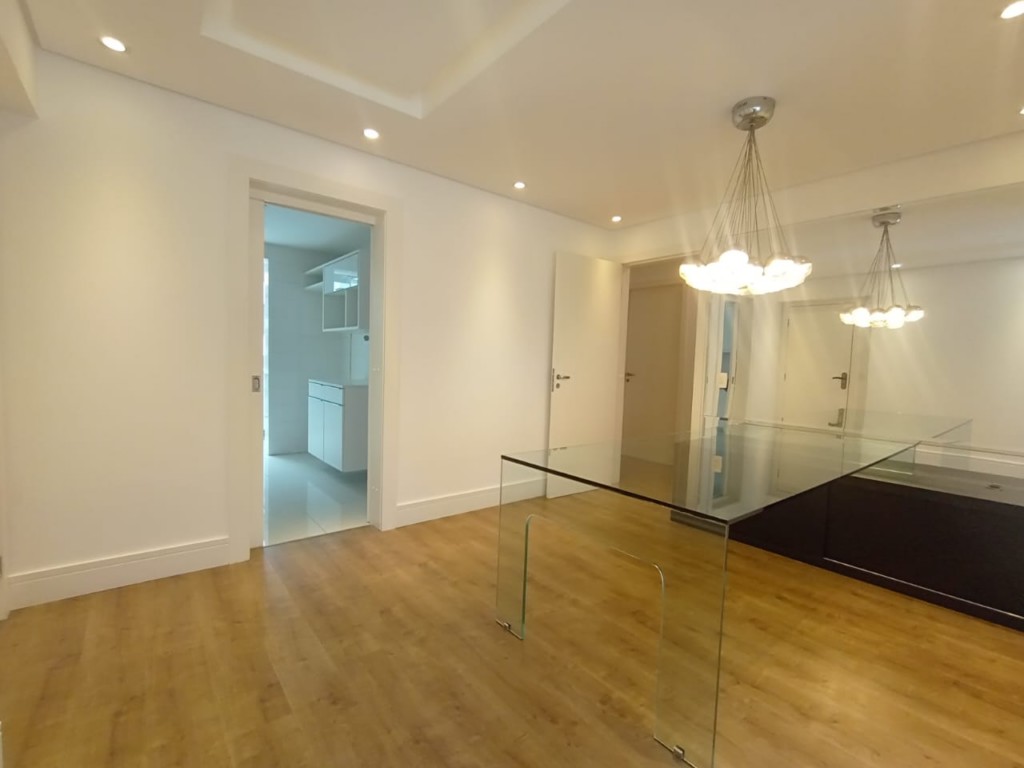 Apartamento para locacao no Centro em Curitiba com 173,31m² por R$ 4.950,00