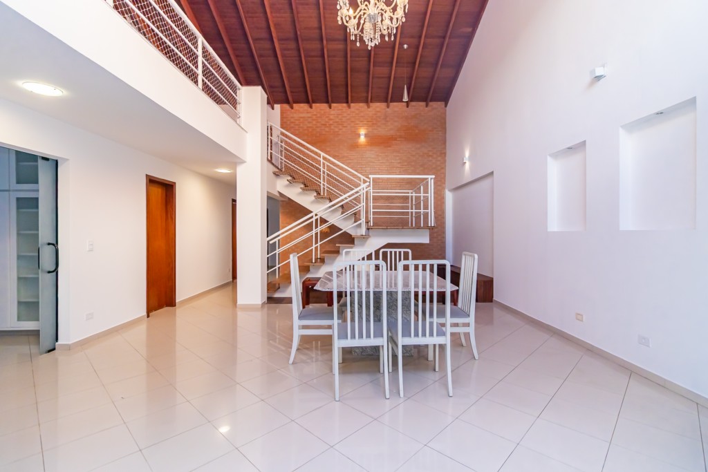 Casa Residencial para locacao no Guabirotuba em Curitiba com 357,50m² por R$ 6.000,00