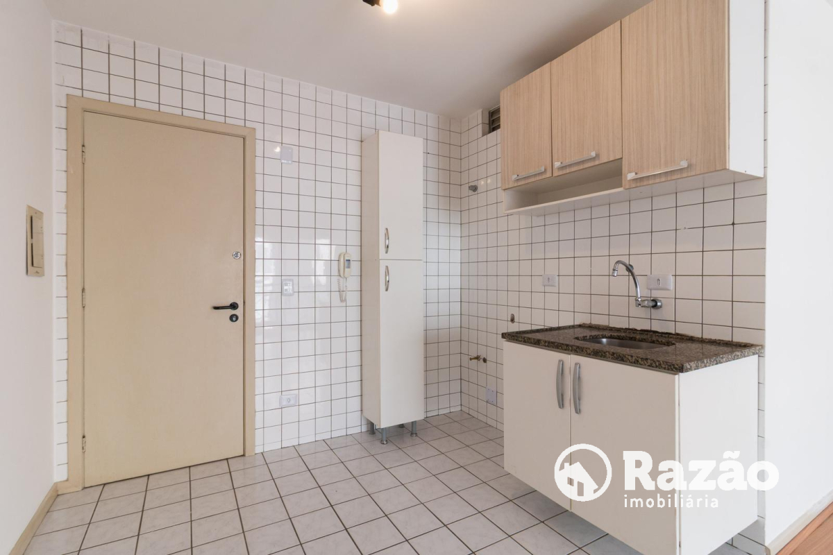 Kitinete para locacao no Centro em Curitiba com 42,50m² por R$ 1.200,00