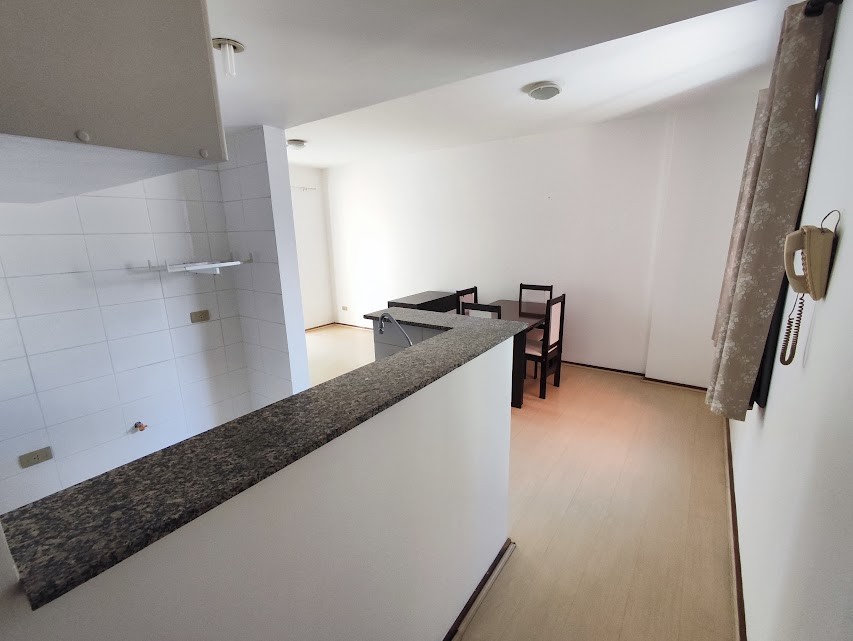 Kitinete para locacao no Centro em Curitiba com 45,00m² por R$ 1.500,00