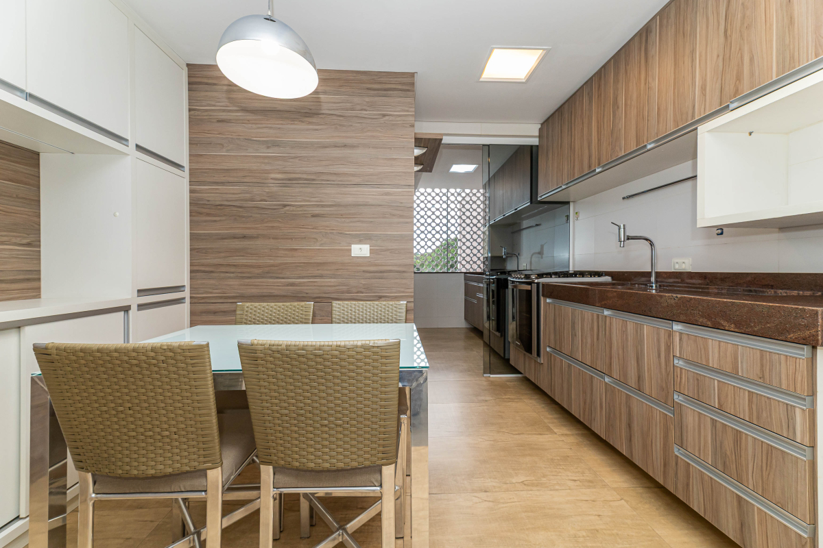 Apartamento para locacao no Mercês em Curitiba com 135,43m² por R$ 5.000,00