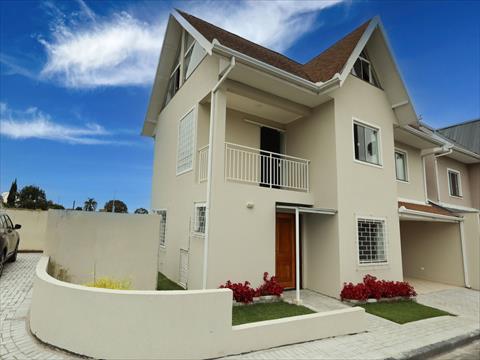 Sobrado para venda no Orleans em Curitiba com 173,04m² por R$ 954.000,00
