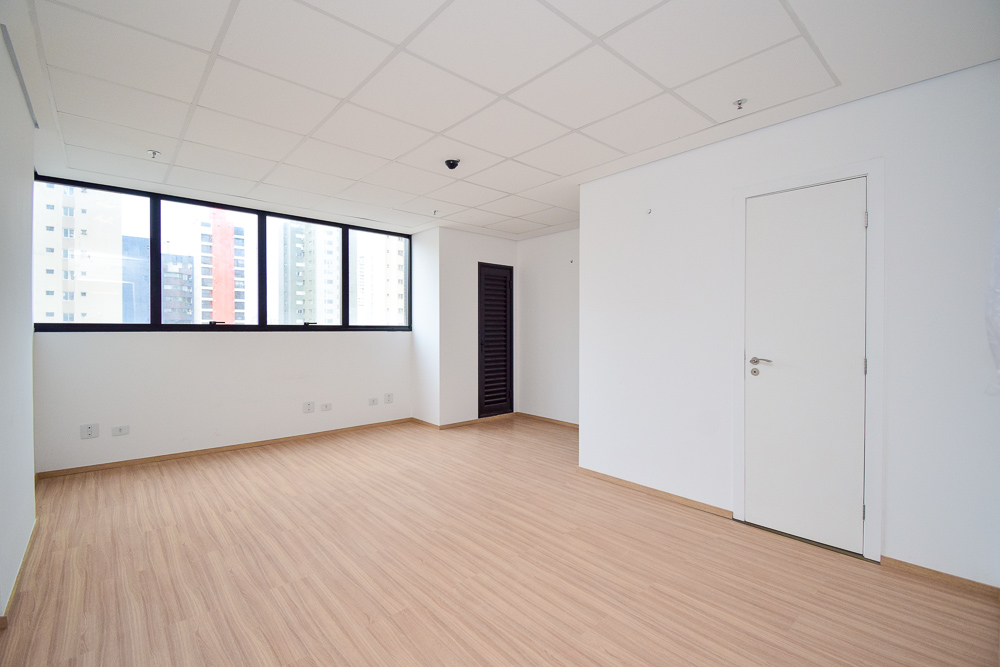 Imóveis Comerciais para locacao no Centro em Curitiba com 43,79m² por R$ 1.400,00