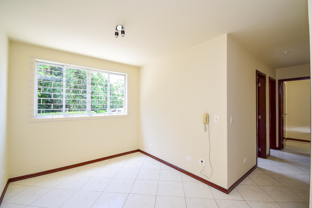 Apartamento para locacao no Capão Raso em Curitiba com 57,00m² por R$ 1.600,00