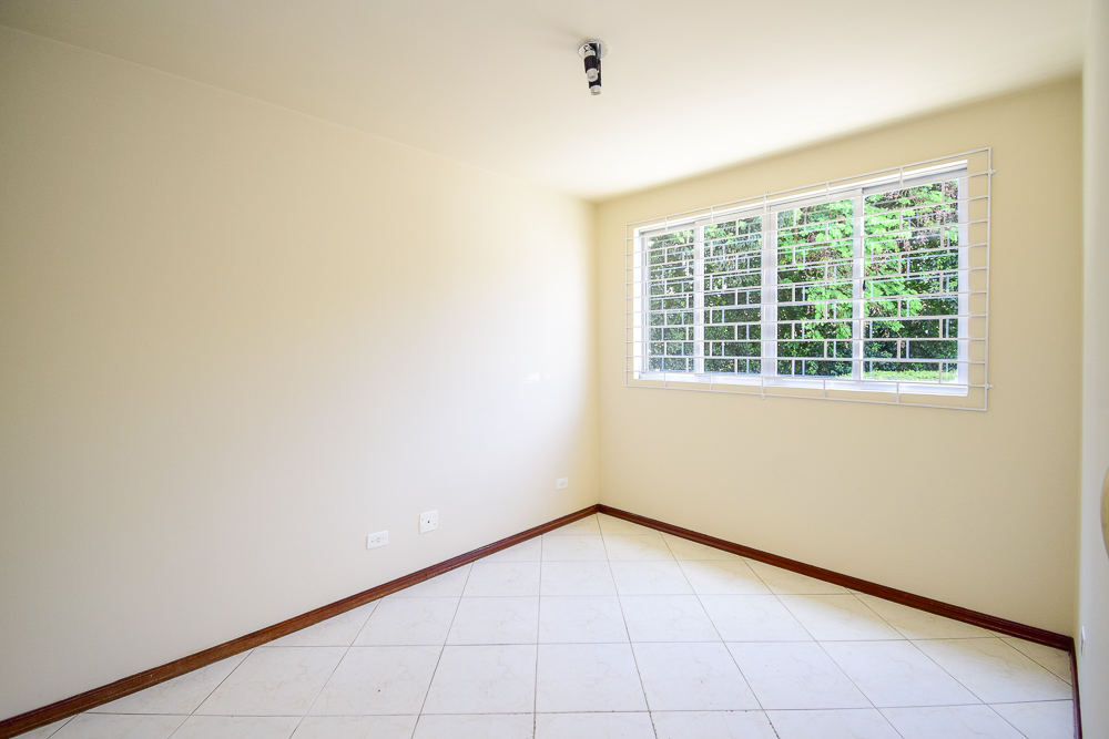 Apartamento para locacao no Capão Raso em Curitiba com 57,00m² por R$ 1.600,00