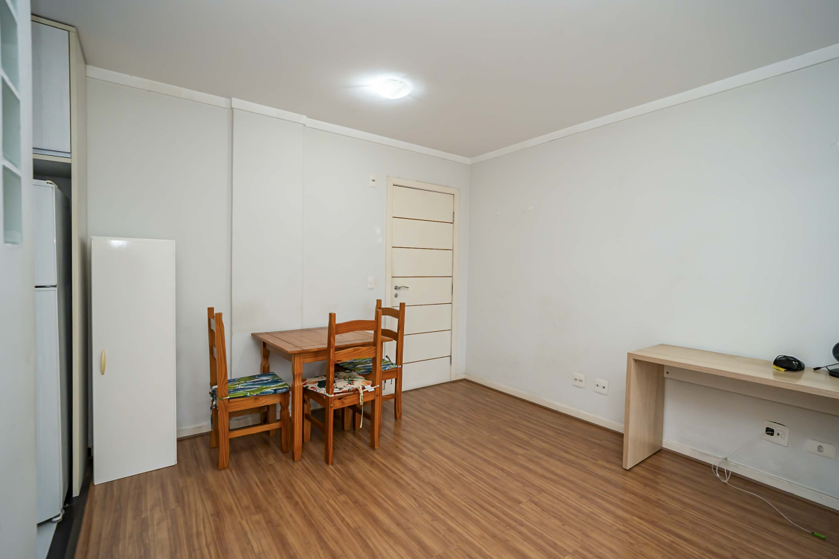 Apartamento para locacao no Centro em Curitiba com 80,00m² por R$ 1.950,00