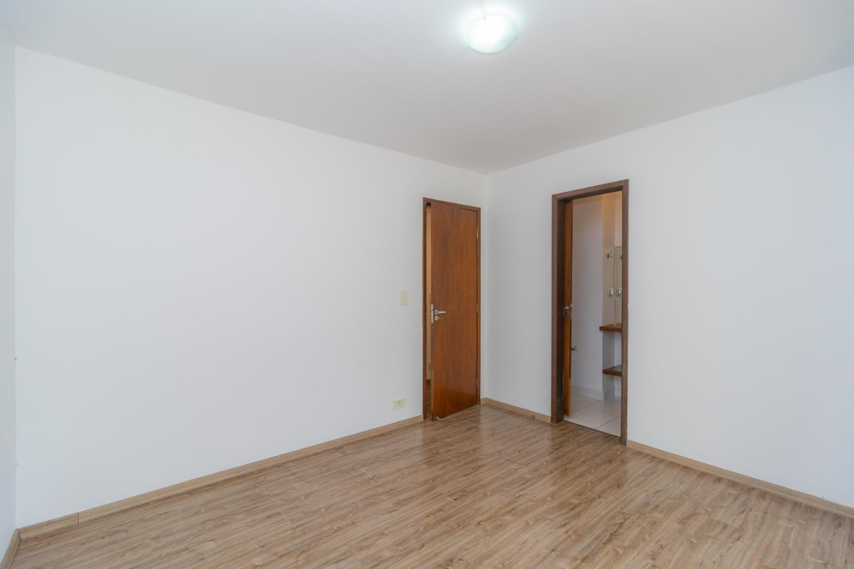 Casa Residencial para locacao no Orleans em Curitiba com 194,00m² por R$ 4.500,00