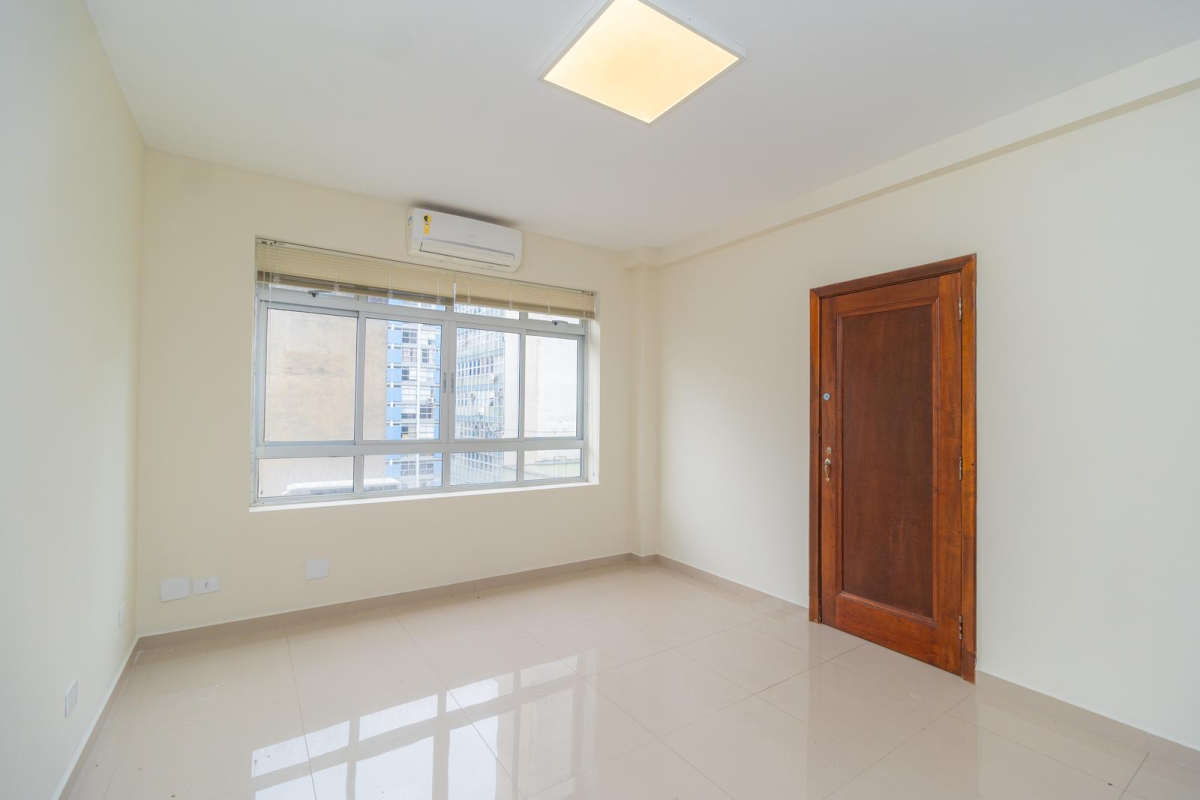 Imóveis Comerciais para locacao no Centro em Curitiba com 0m² por R$ 950,00