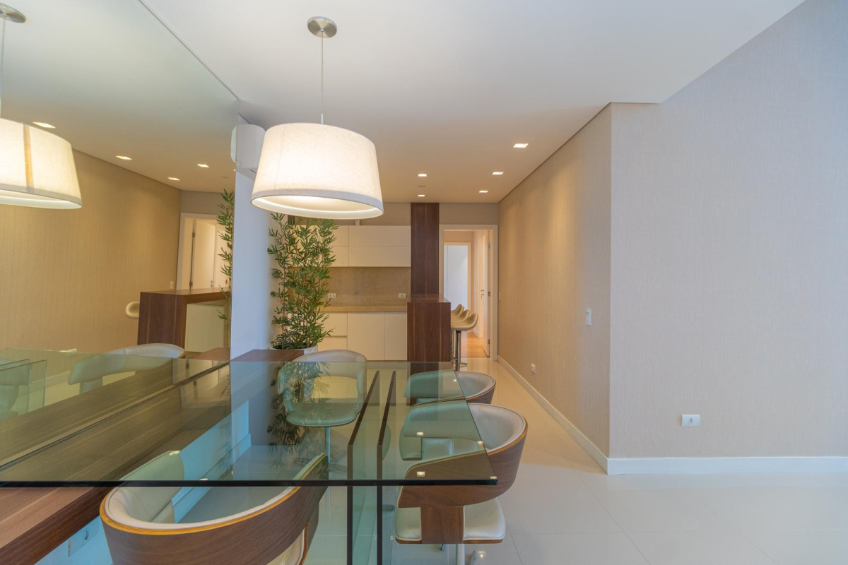 Apartamento para locacao no Centro em Curitiba com 120,00m² por R$ 8.000,00